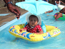 07042003_Nyla_in_pool